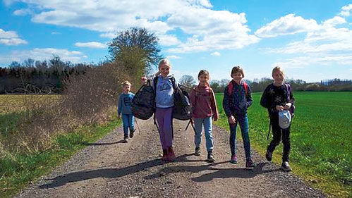 Osterfreizeit – Kinder sind auf einem Weg zu sehen